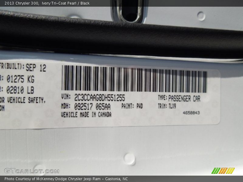 Ivory Tri-Coat Pearl / Black 2013 Chrysler 300
