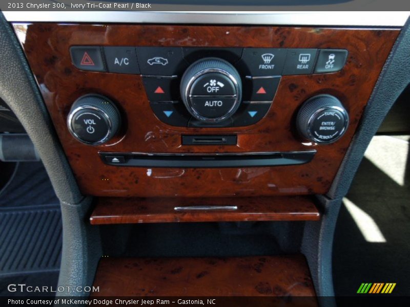 Ivory Tri-Coat Pearl / Black 2013 Chrysler 300