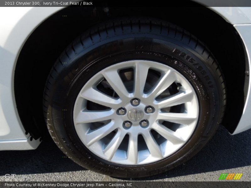 Ivory Tri-Coat Pearl / Black 2013 Chrysler 300