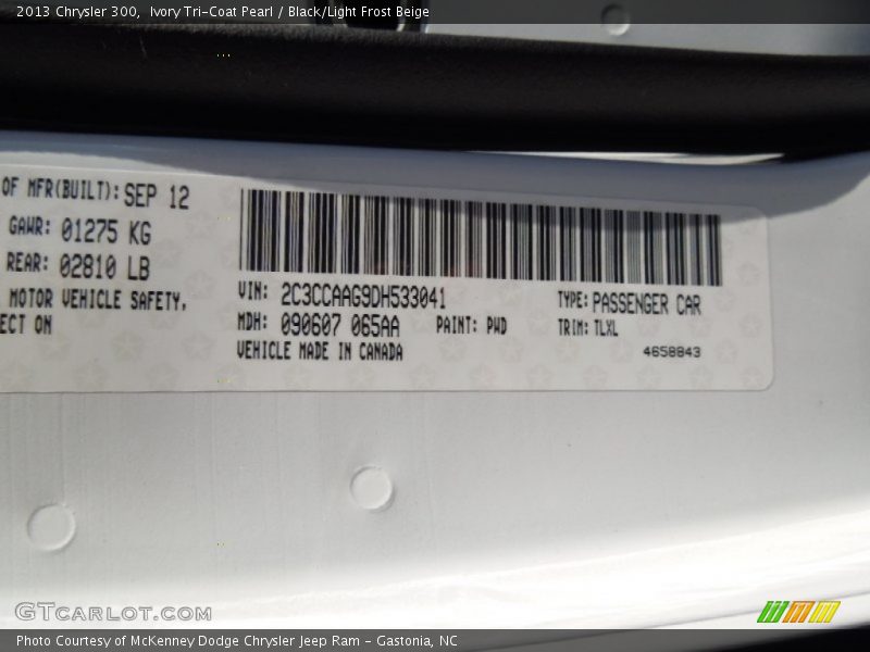 Ivory Tri-Coat Pearl / Black/Light Frost Beige 2013 Chrysler 300