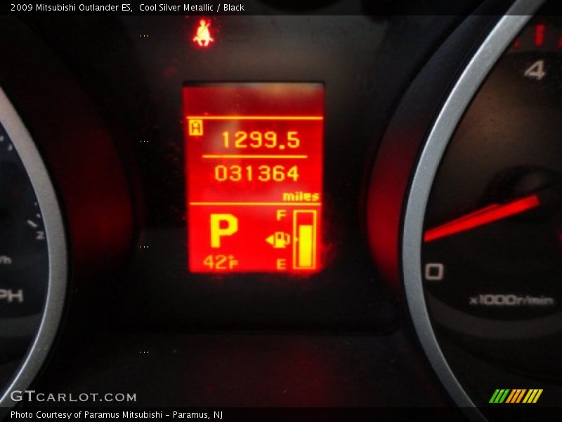 Cool Silver Metallic / Black 2009 Mitsubishi Outlander ES