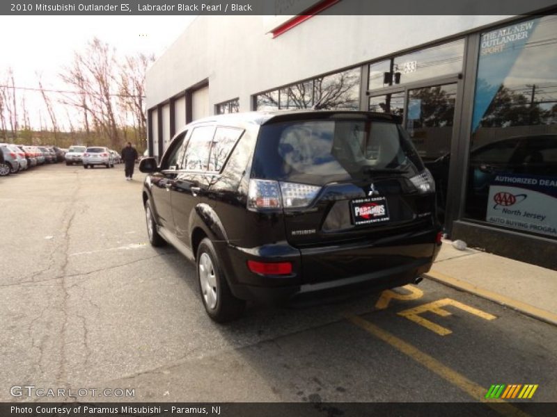 Labrador Black Pearl / Black 2010 Mitsubishi Outlander ES