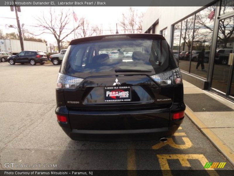 Labrador Black Pearl / Black 2010 Mitsubishi Outlander ES