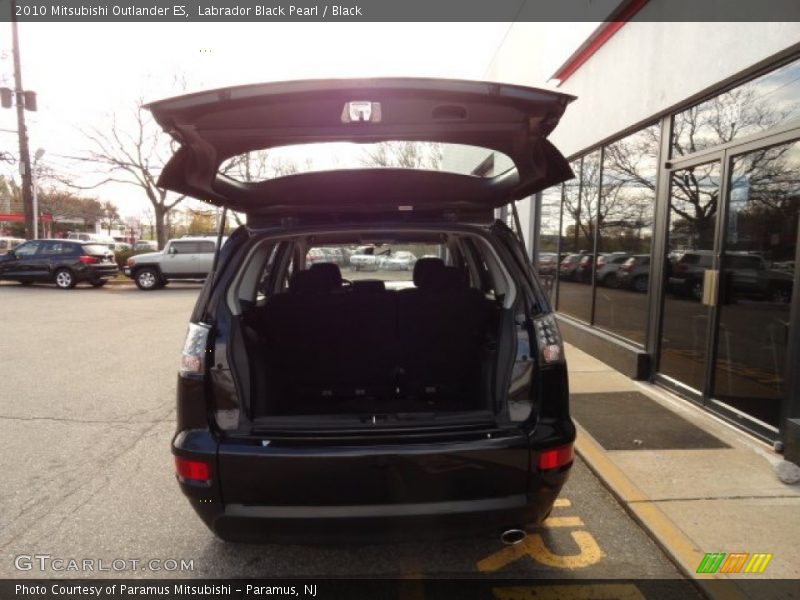 Labrador Black Pearl / Black 2010 Mitsubishi Outlander ES