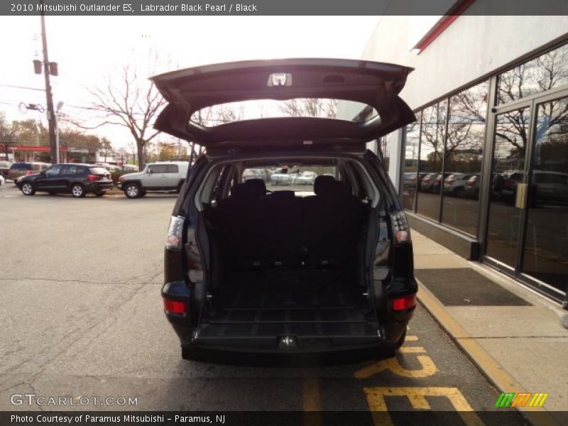 Labrador Black Pearl / Black 2010 Mitsubishi Outlander ES