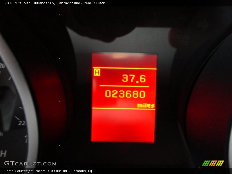 Labrador Black Pearl / Black 2010 Mitsubishi Outlander ES