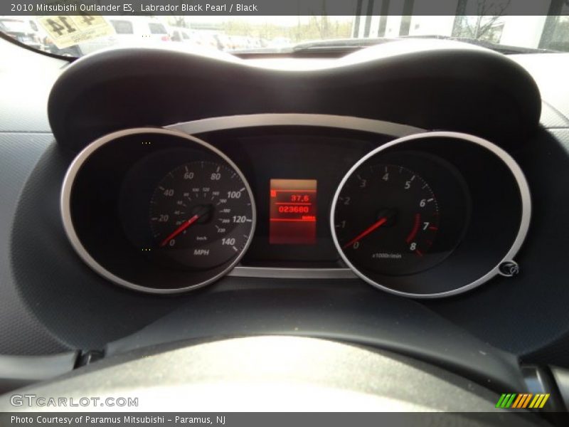Labrador Black Pearl / Black 2010 Mitsubishi Outlander ES