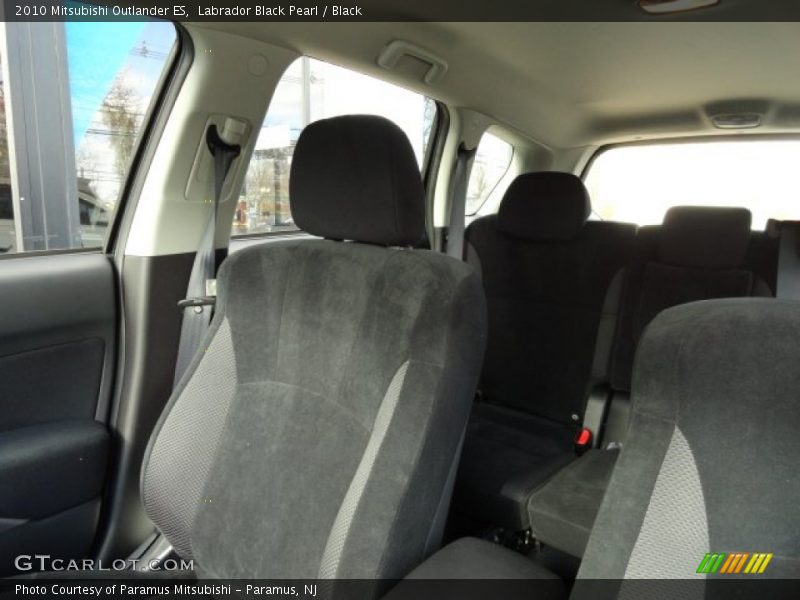 Labrador Black Pearl / Black 2010 Mitsubishi Outlander ES