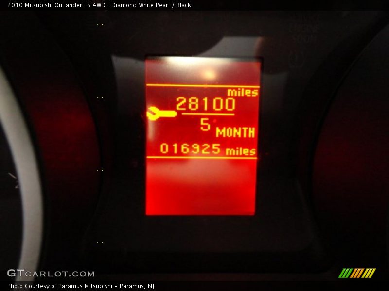 Diamond White Pearl / Black 2010 Mitsubishi Outlander ES 4WD