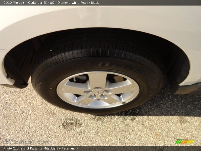 Diamond White Pearl / Black 2010 Mitsubishi Outlander ES 4WD