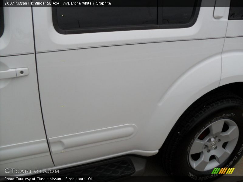 Avalanche White / Graphite 2007 Nissan Pathfinder SE 4x4