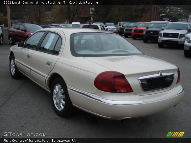 Ivory Parchment Tri-Coat / Light Parchment 2002 Lincoln Continental