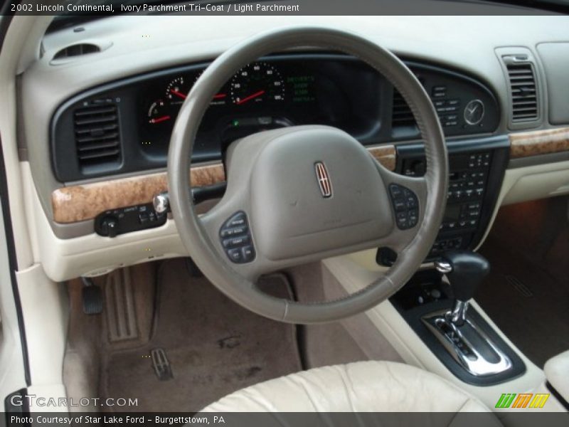 Ivory Parchment Tri-Coat / Light Parchment 2002 Lincoln Continental