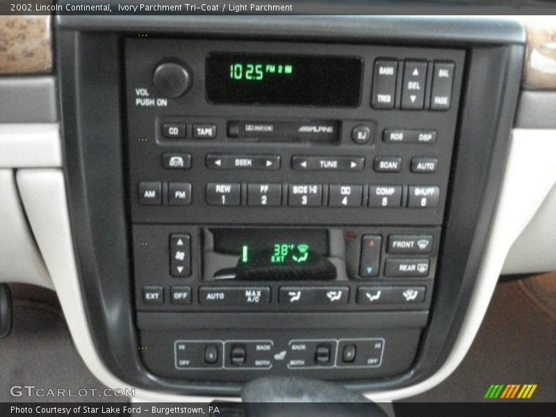 Ivory Parchment Tri-Coat / Light Parchment 2002 Lincoln Continental