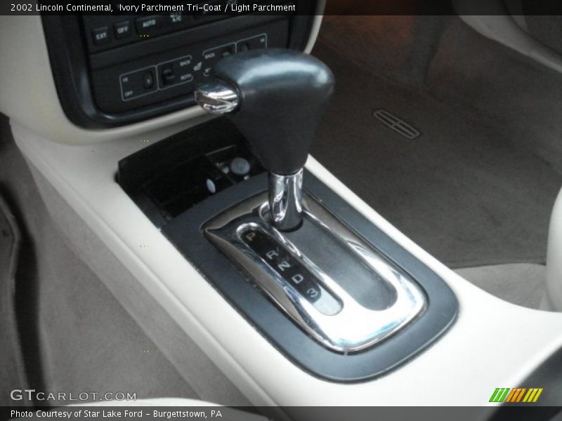 Ivory Parchment Tri-Coat / Light Parchment 2002 Lincoln Continental