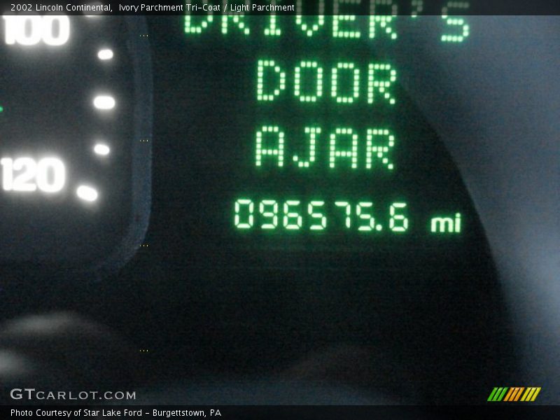 Ivory Parchment Tri-Coat / Light Parchment 2002 Lincoln Continental
