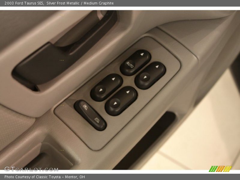 Silver Frost Metallic / Medium Graphite 2003 Ford Taurus SES