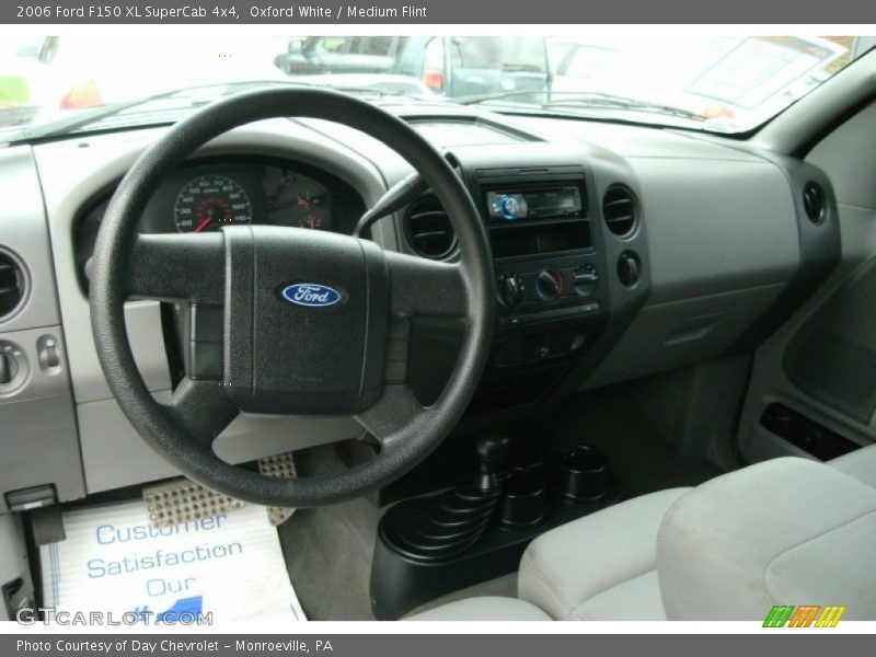 Oxford White / Medium Flint 2006 Ford F150 XL SuperCab 4x4