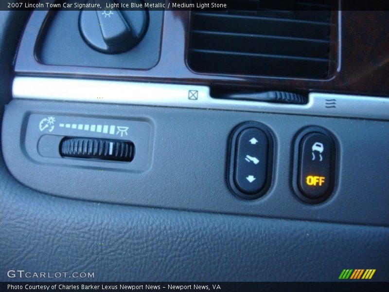 Light Ice Blue Metallic / Medium Light Stone 2007 Lincoln Town Car Signature
