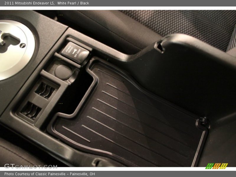 White Pearl / Black 2011 Mitsubishi Endeavor LS