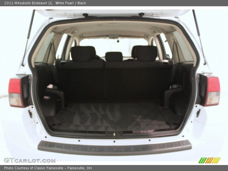 White Pearl / Black 2011 Mitsubishi Endeavor LS