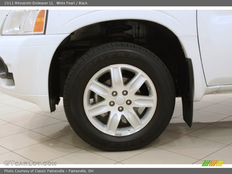 White Pearl / Black 2011 Mitsubishi Endeavor LS