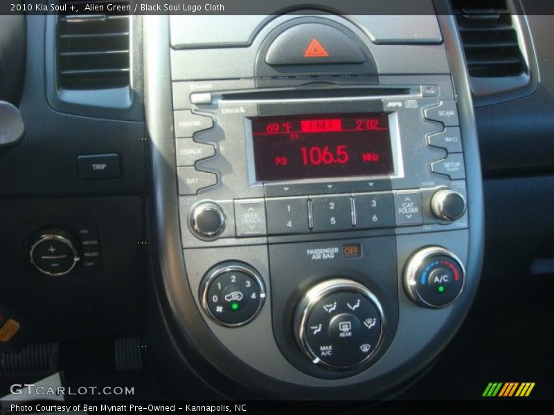Alien Green / Black Soul Logo Cloth 2010 Kia Soul +