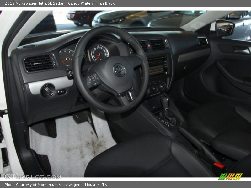 Candy White / Titan Black 2013 Volkswagen Jetta SE Sedan