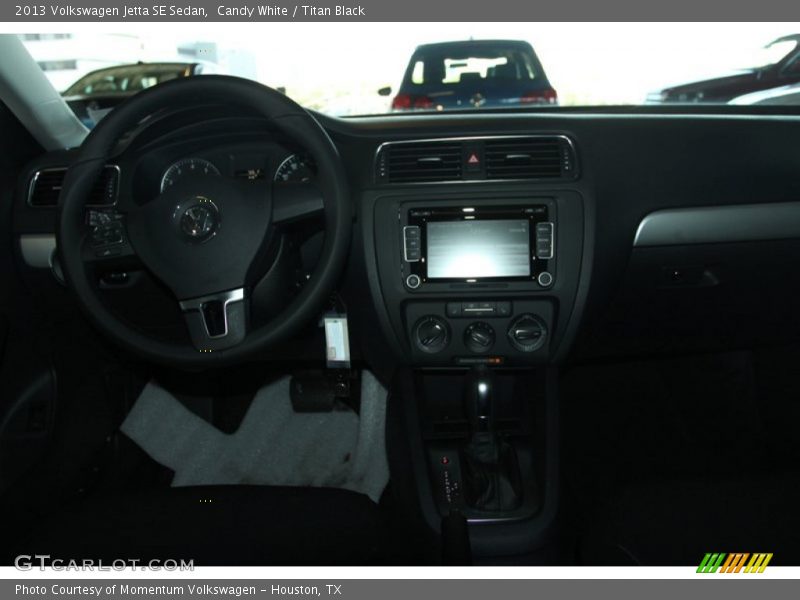 Candy White / Titan Black 2013 Volkswagen Jetta SE Sedan