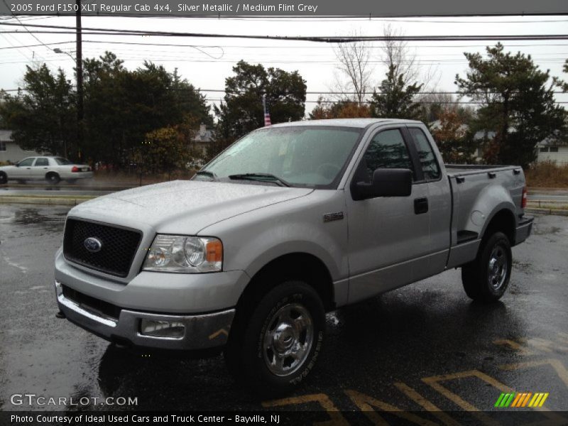 Silver Metallic / Medium Flint Grey 2005 Ford F150 XLT Regular Cab 4x4