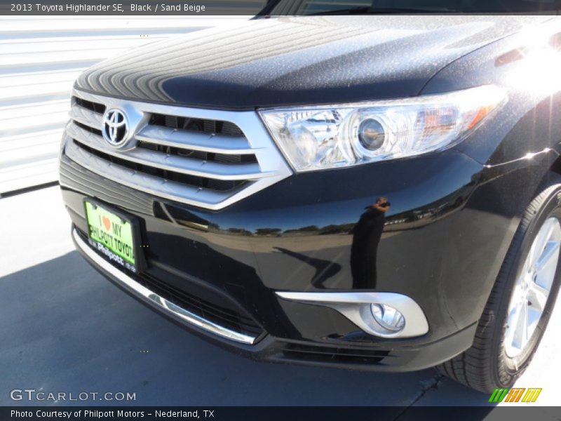 Black / Sand Beige 2013 Toyota Highlander SE