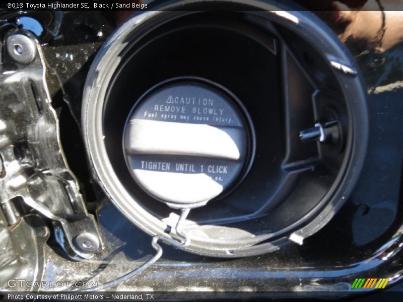 Black / Sand Beige 2013 Toyota Highlander SE