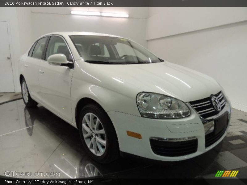 Candy White / Titan Black 2010 Volkswagen Jetta SE Sedan