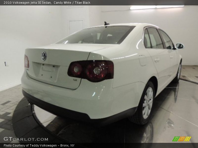 Candy White / Titan Black 2010 Volkswagen Jetta SE Sedan