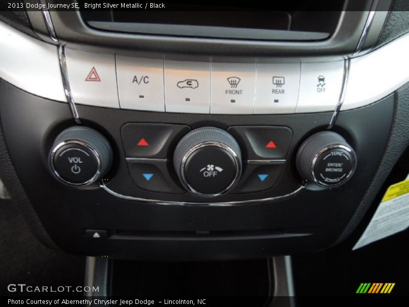 Bright Silver Metallic / Black 2013 Dodge Journey SE
