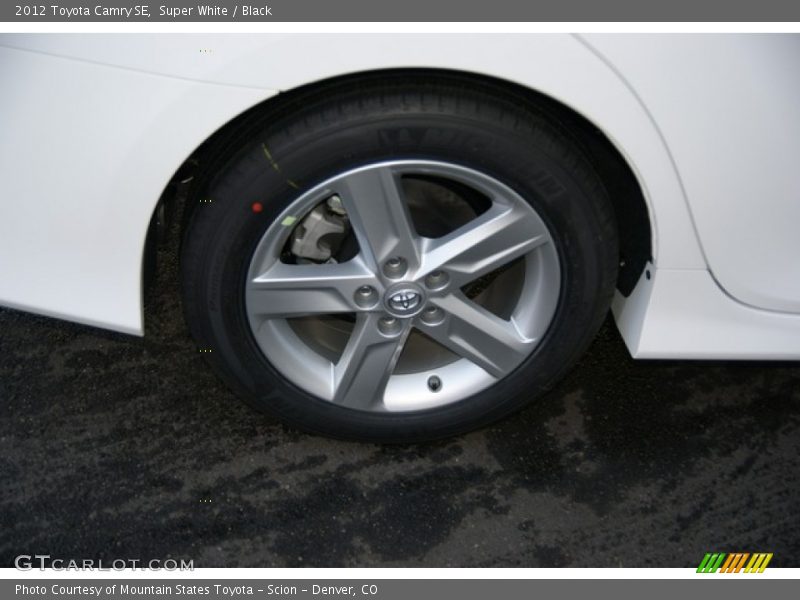 Super White / Black 2012 Toyota Camry SE