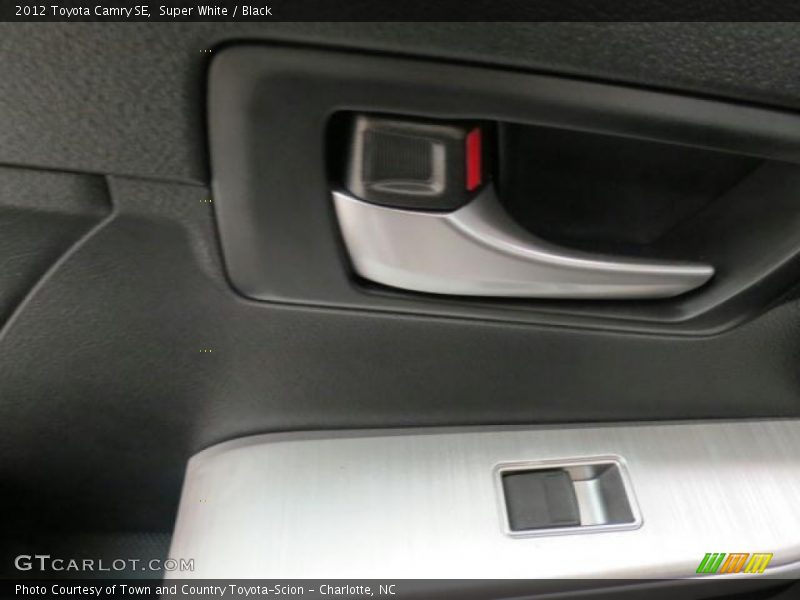 Super White / Black 2012 Toyota Camry SE