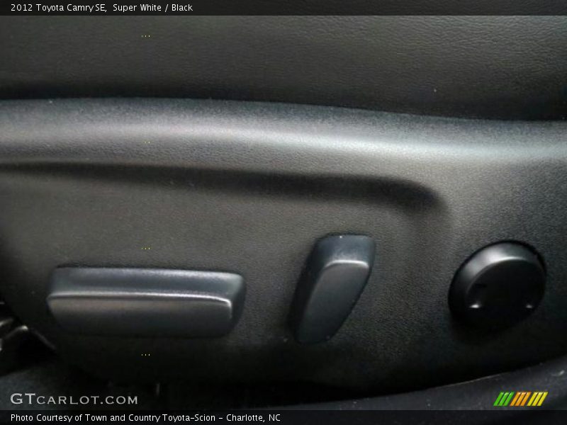 Super White / Black 2012 Toyota Camry SE