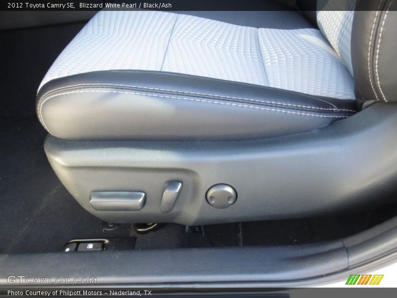 Blizzard White Pearl / Black/Ash 2012 Toyota Camry SE