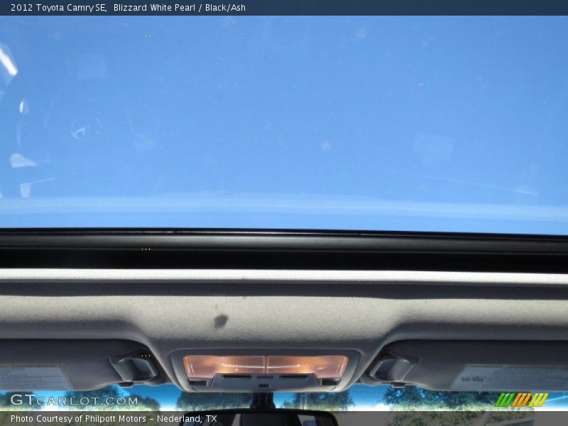 Blizzard White Pearl / Black/Ash 2012 Toyota Camry SE