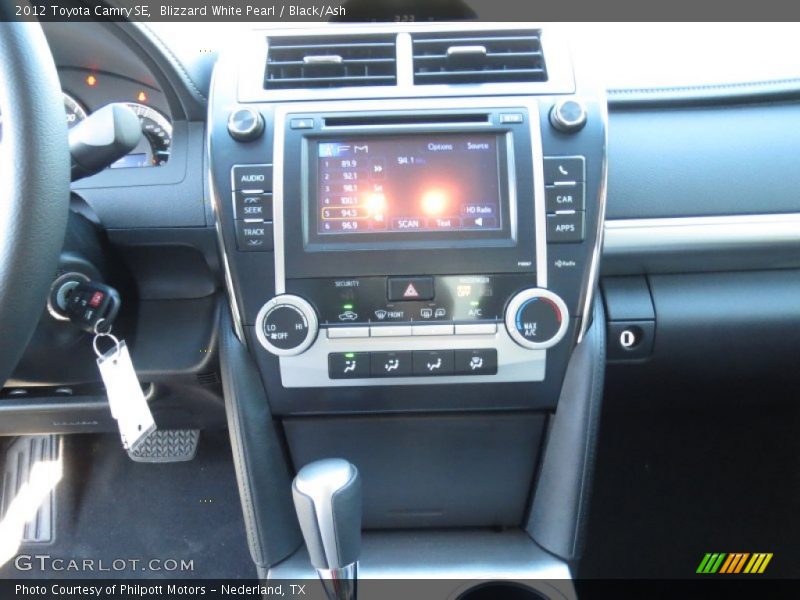 Blizzard White Pearl / Black/Ash 2012 Toyota Camry SE