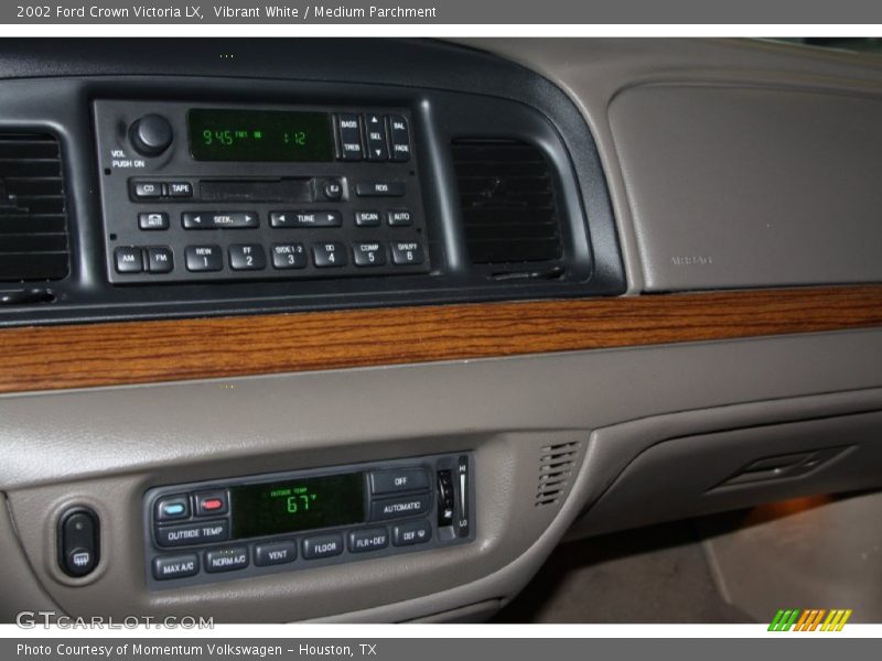 Vibrant White / Medium Parchment 2002 Ford Crown Victoria LX