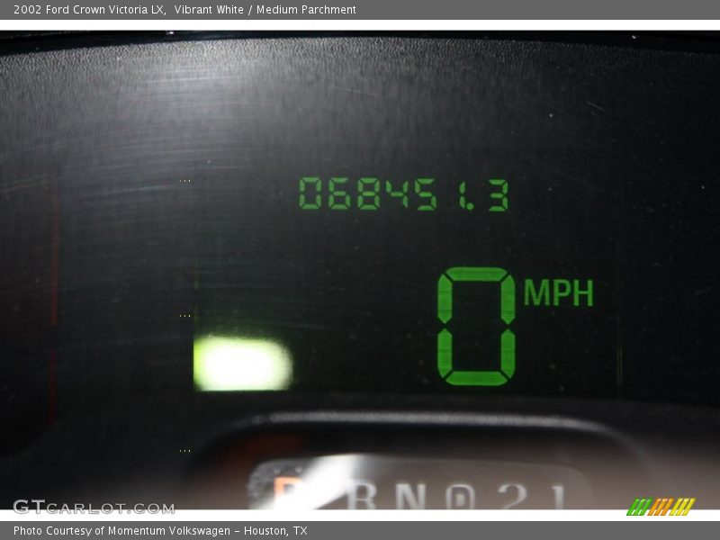Vibrant White / Medium Parchment 2002 Ford Crown Victoria LX