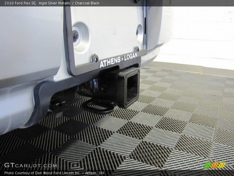 Ingot Silver Metallic / Charcoal Black 2010 Ford Flex SE