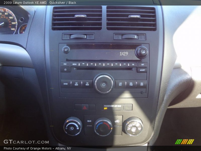 Quicksilver / Black 2009 Saturn Outlook XE AWD