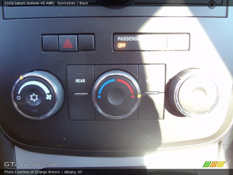 Quicksilver / Black 2009 Saturn Outlook XE AWD