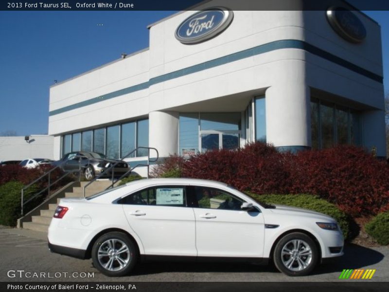 Oxford White / Dune 2013 Ford Taurus SEL
