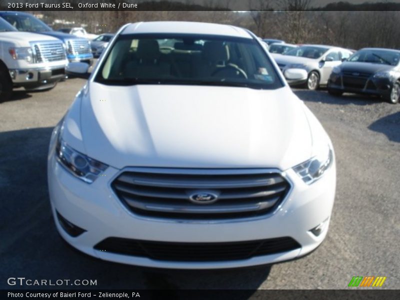 Oxford White / Dune 2013 Ford Taurus SEL