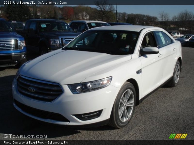 Oxford White / Dune 2013 Ford Taurus SEL