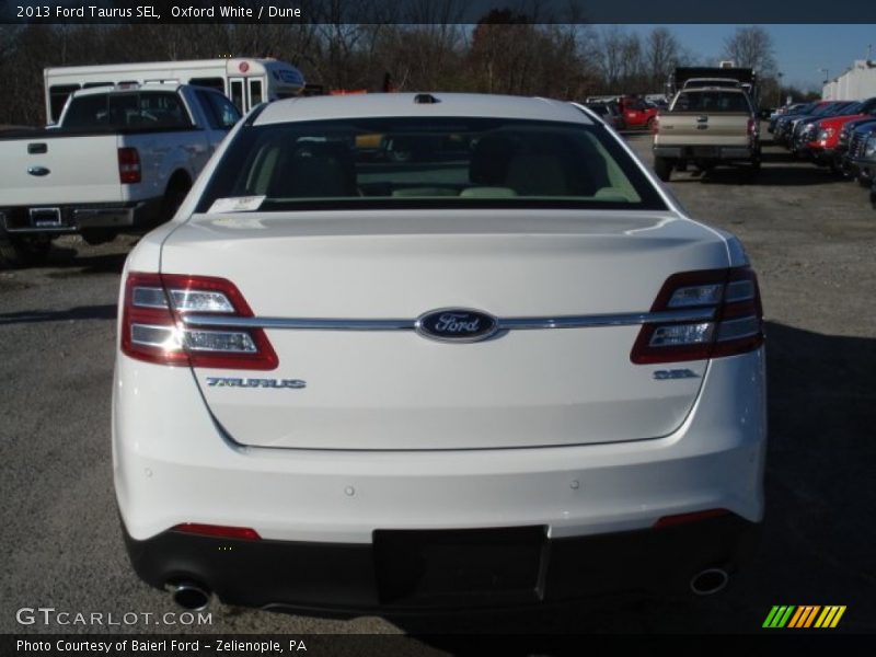 Oxford White / Dune 2013 Ford Taurus SEL